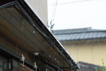 雨を防ぐ霧除け(庇)