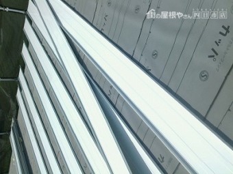 ガルバリウム鋼板 立平葺き 三晃式 屋根