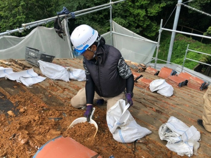 屋根葺き替え、瓦撤去
