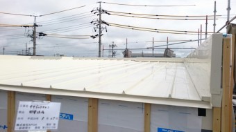 白い瓦棒の屋根