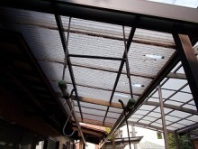 テラス ポリカ波板 破損 修繕 街の屋根や四日市店