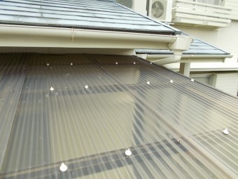 台風被害 テラス破損 街の屋根や四日市