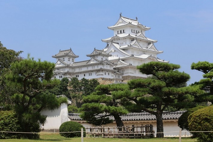 Himeji_Castle_Keep_Tower_after_restoration_2014-columns1