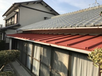 赤茶色の錆び止め塗装を下塗りとして行った。