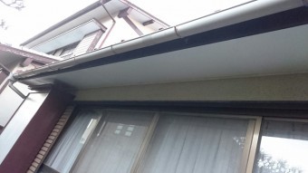 改修した庇の軒天にカラーベニヤを張り替え、雨樋も補修した。