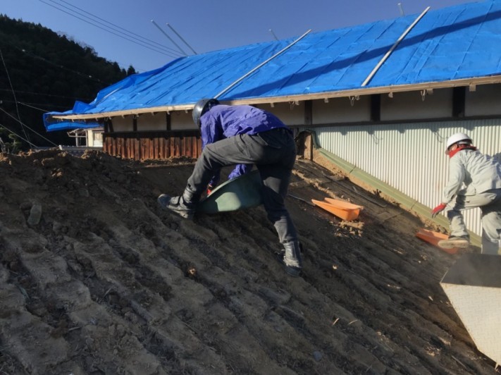 屋根土とり 古民家