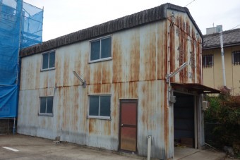 波スレート屋根と波板外壁はどちらも傷んでいる。