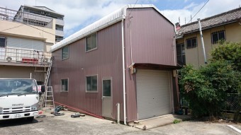 羽所町で行った倉庫の屋根・外壁工事が終了。