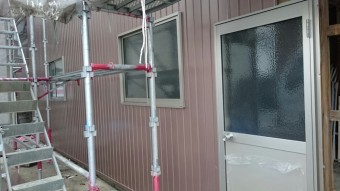 傷んでいた外壁を新しい角波板に更新。