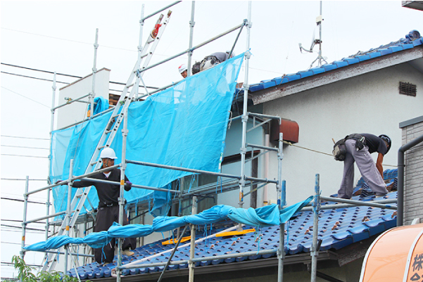 屋根修理での足場の設置状況桑名市