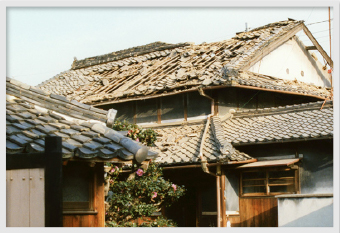 屋根瓦の棟の歪みを放置すると崩壊します。桑名市の方へ