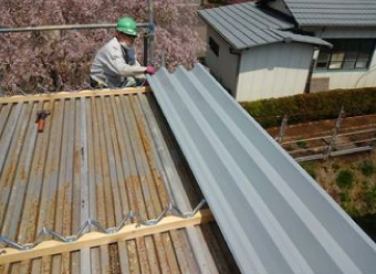 木曾岬町の方へ折板屋根「ギザギザ屋根」のカバー工法中