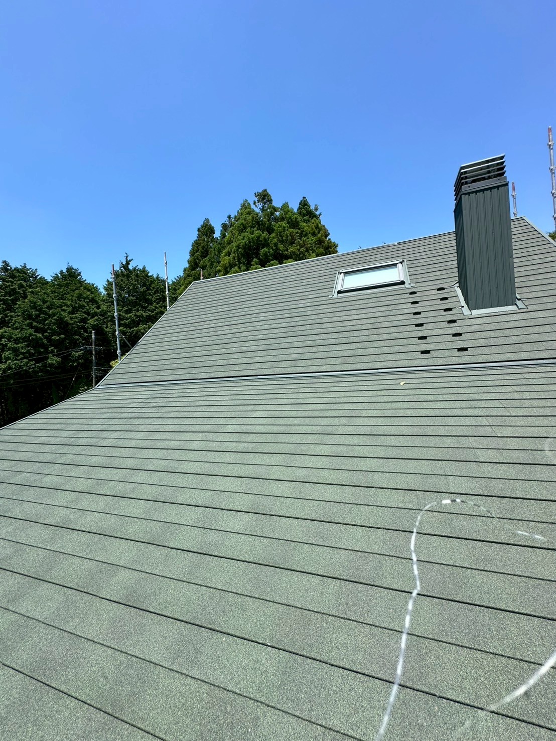 いなべ市のログハウスでアスファルトシングル屋根をディプロマットでカバー工法。煙突からの雨漏りを解消し、見た目も性能もアップ！街の屋根やさん四日市店の施工事例。
