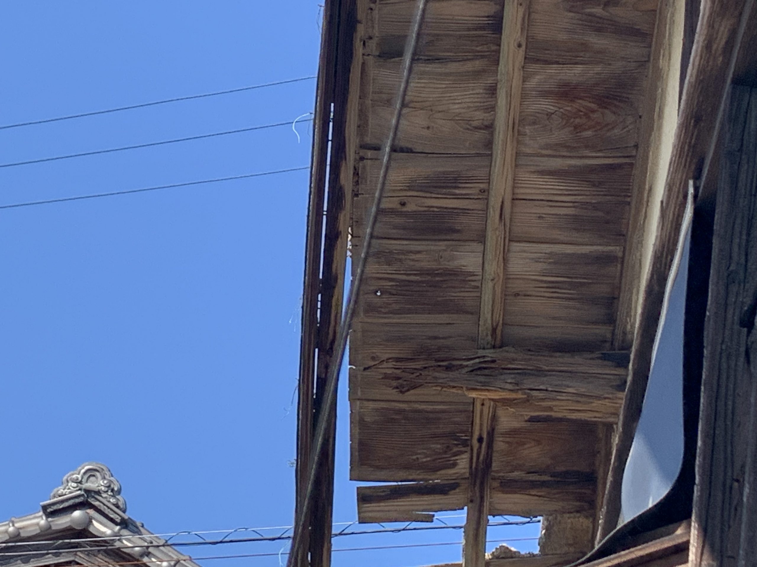 四日市市の屋根の崩落