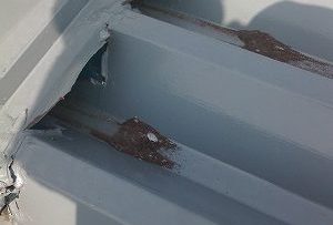 ヤギカフェ　金属屋根　穴あき　雨漏り　修理