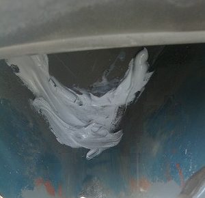 ヤギカフェ　金属屋根　雨漏り　穴あき　コーキング　修理