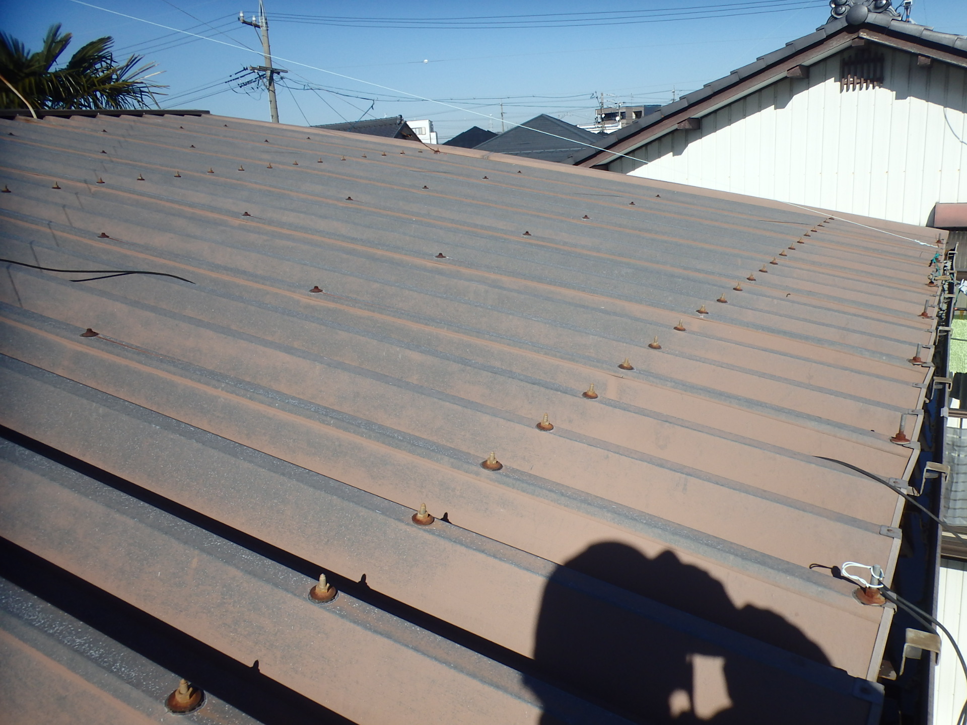 朝日町の社員寮の折板屋根塗装劣化