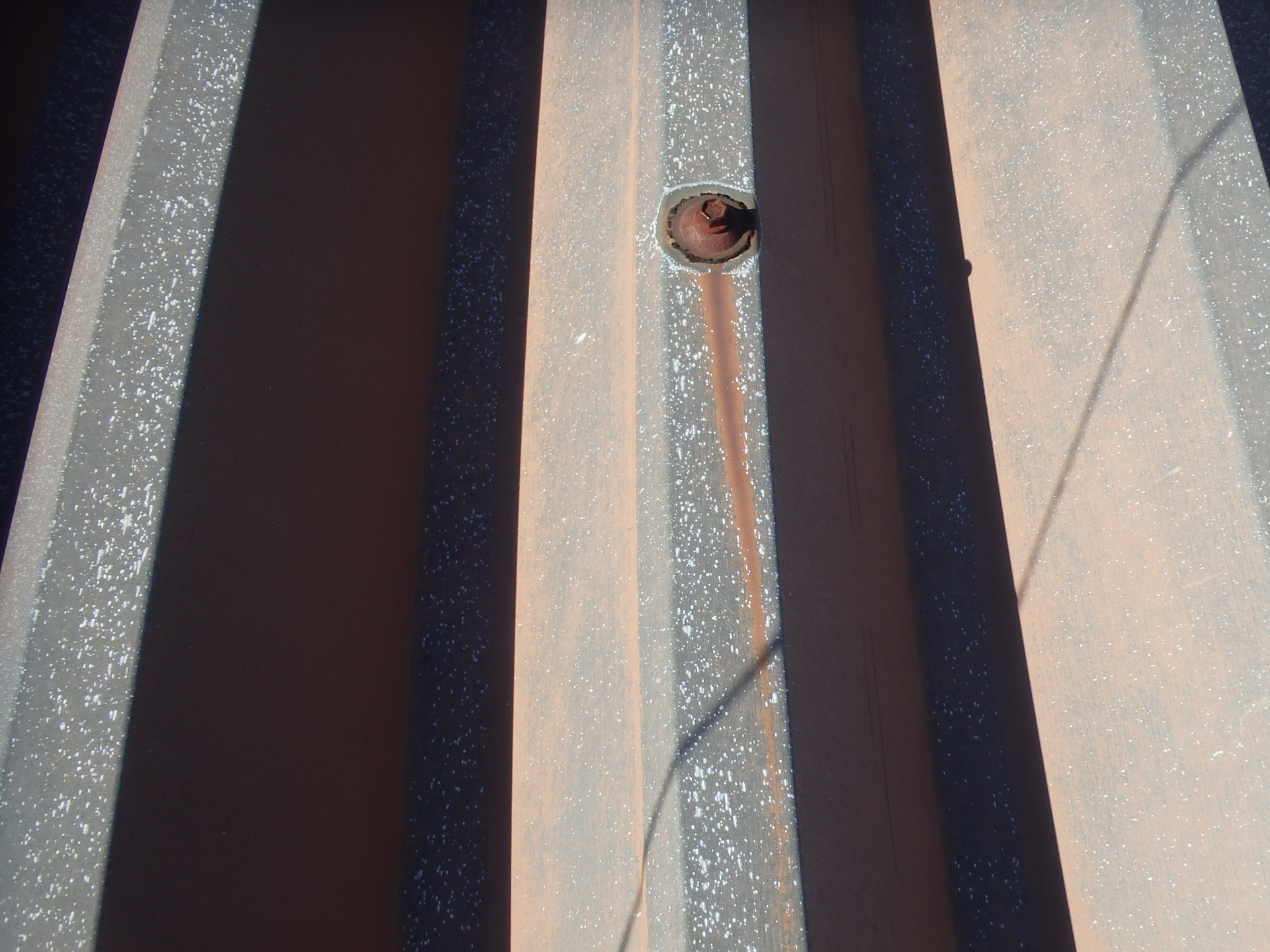 朝日町の社員寮の折板屋根の取付けボルトに錆発生状況