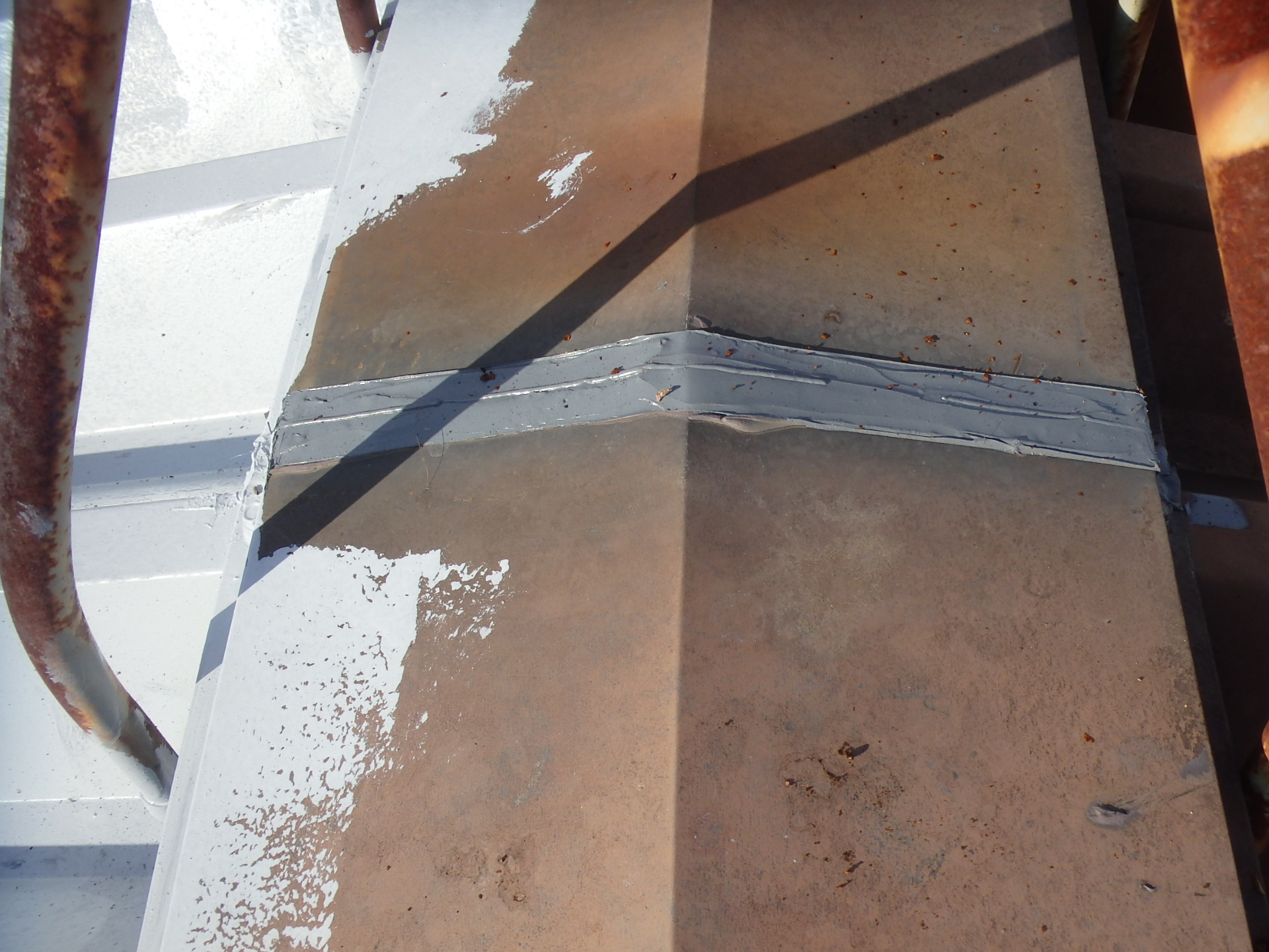 朝日町の折板屋根塗装、金属屋根の下塗り材錆止め塗布