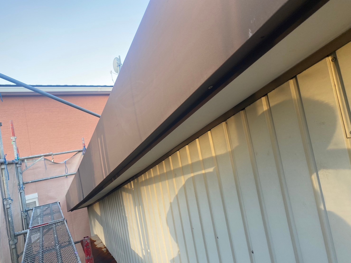 朝日町の折板屋根塗装、破風板板金塗装前