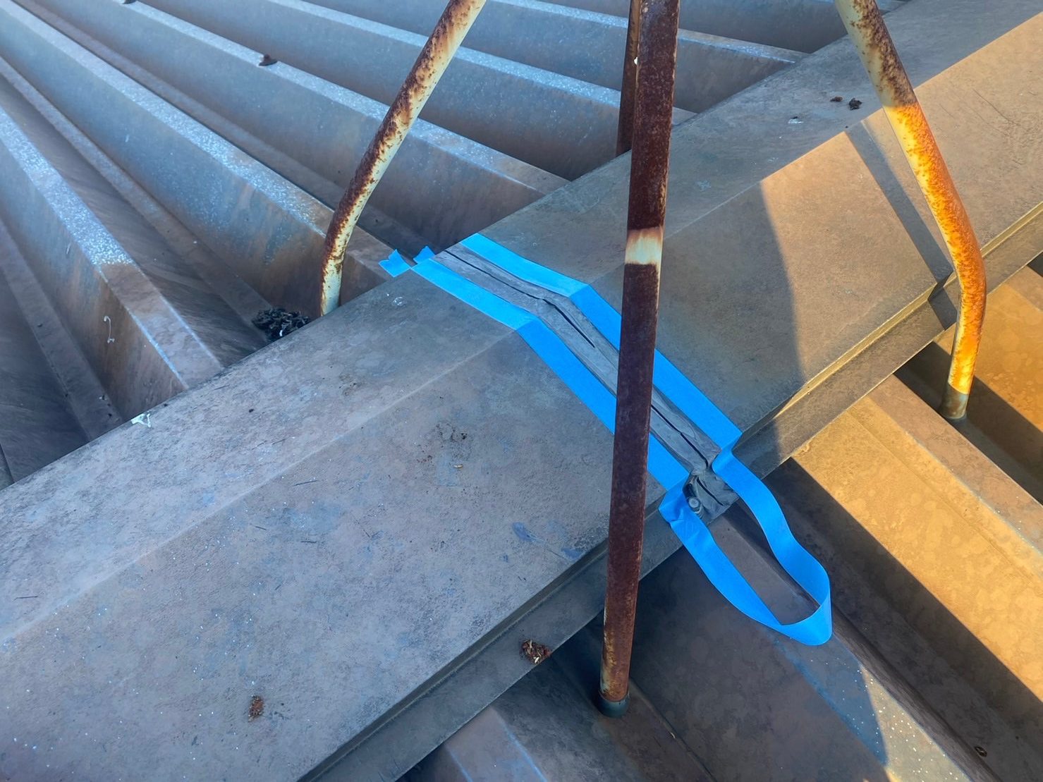 朝日町の社員寮の折板屋根の棟板金のシール劣化でシーリング打替えテーピング作業