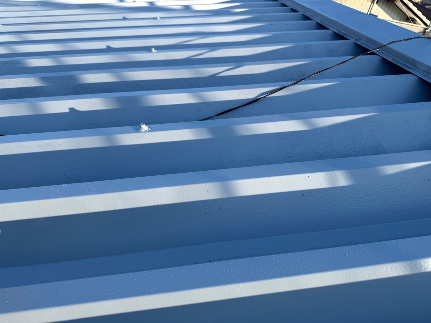 朝日町の折板屋根塗装、下塗り作業完了