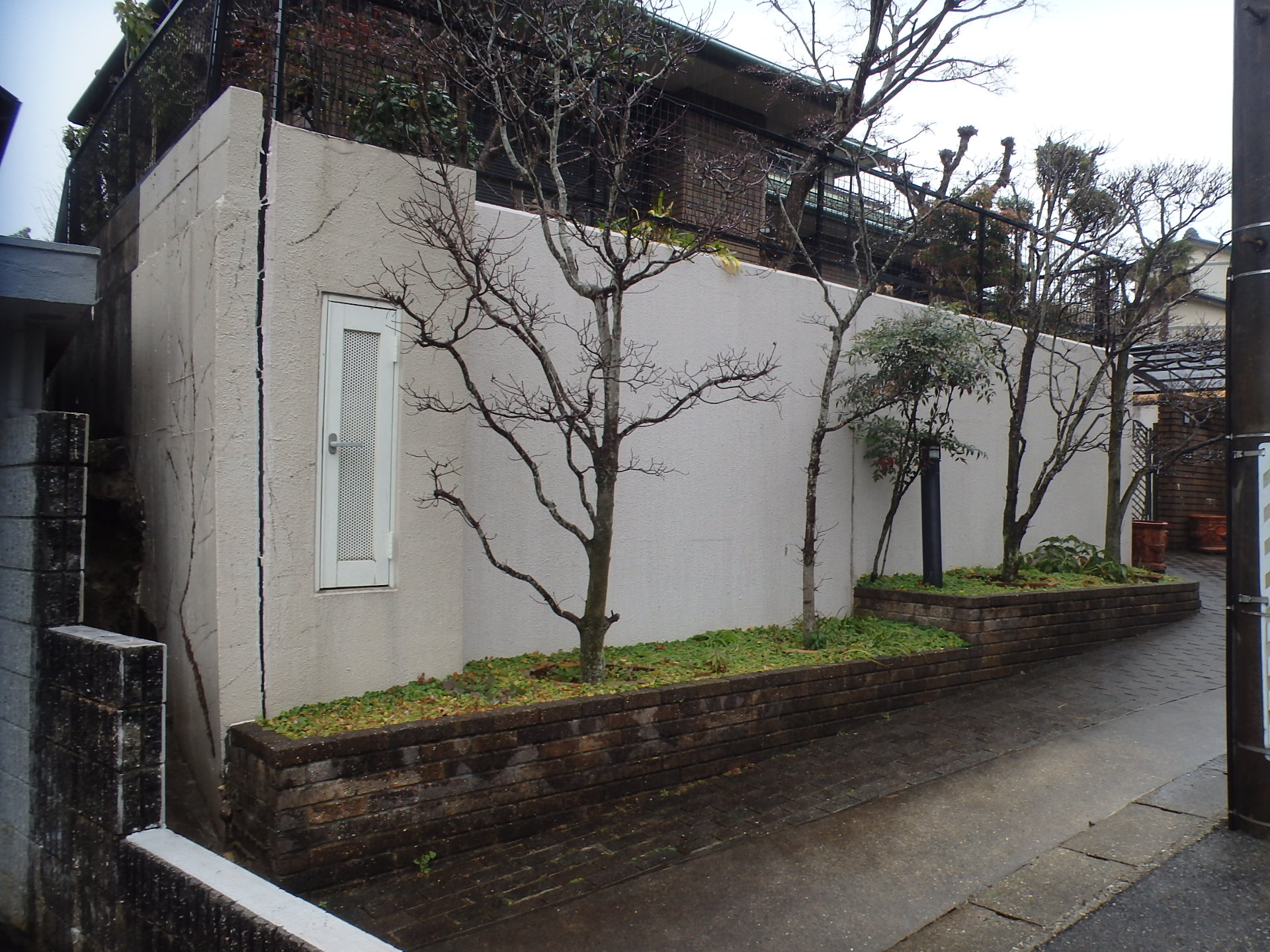 東員町にて住宅のエクステリア門扉と堀が経年劣化で汚れて外構の塗装依頼