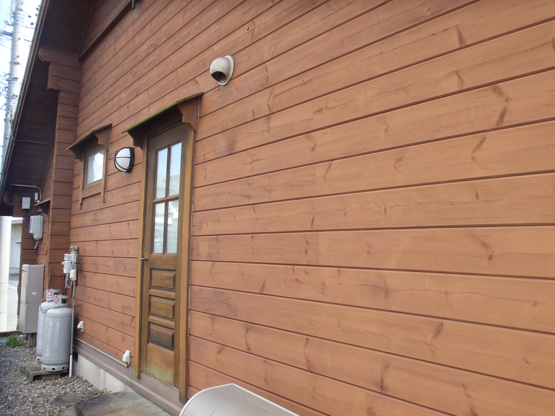 大矢知町ログハウス、木造の外壁劣化状況２