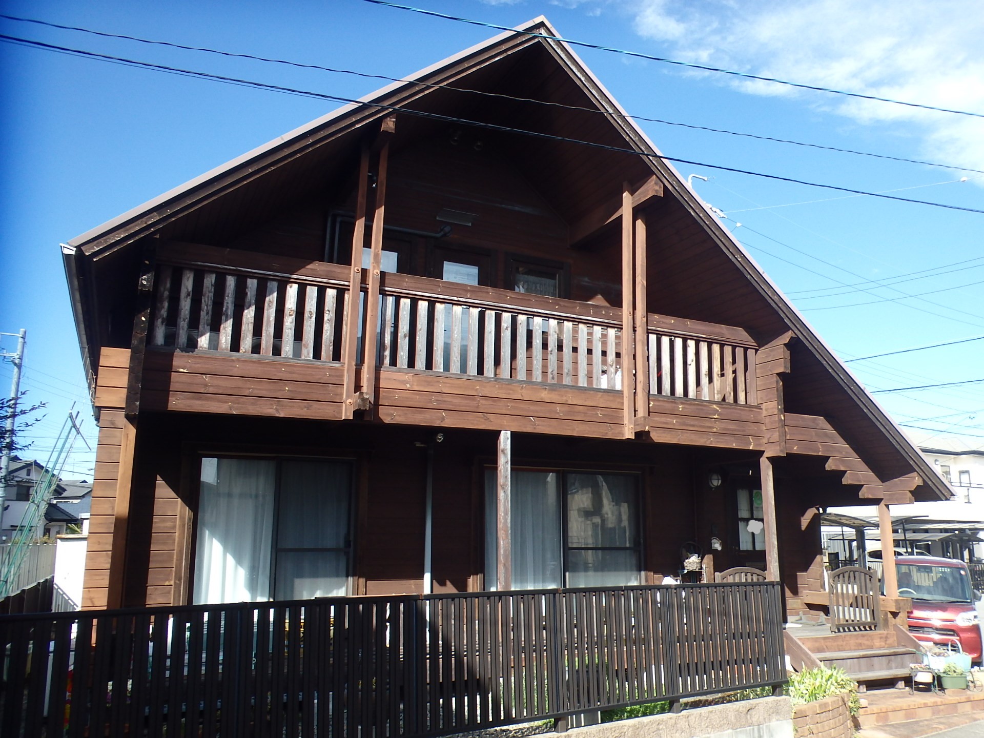 四日市市大矢知町にてログハウスの急勾配屋根の補修と木造外壁の外壁塗装