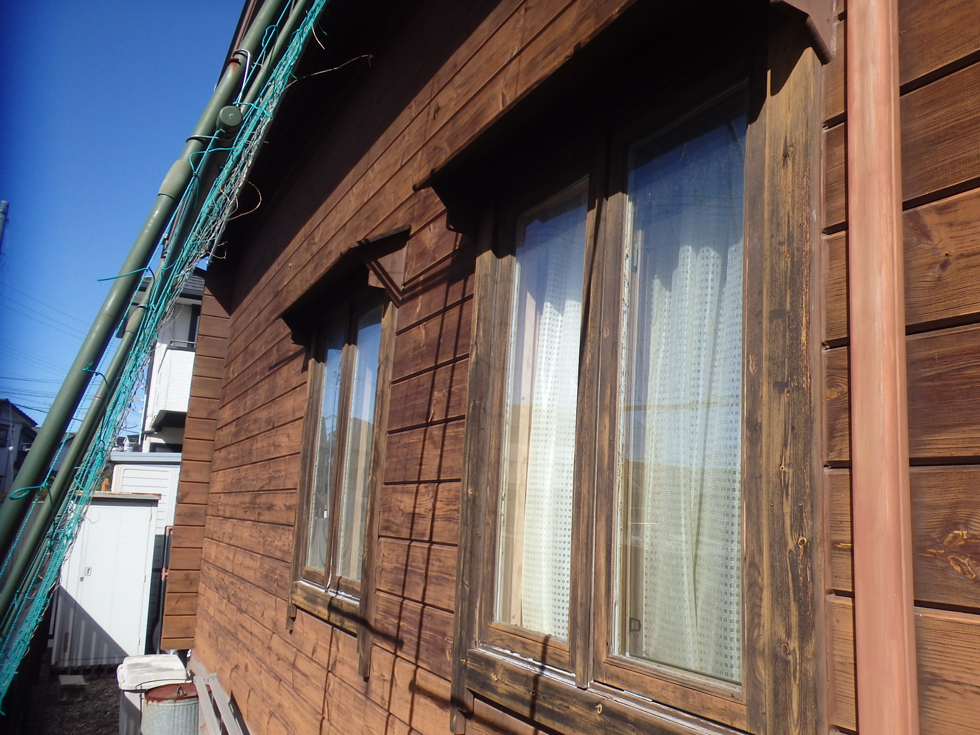 大矢知町ログハウス、日当たりの良い面は木造外壁の劣化が早いです