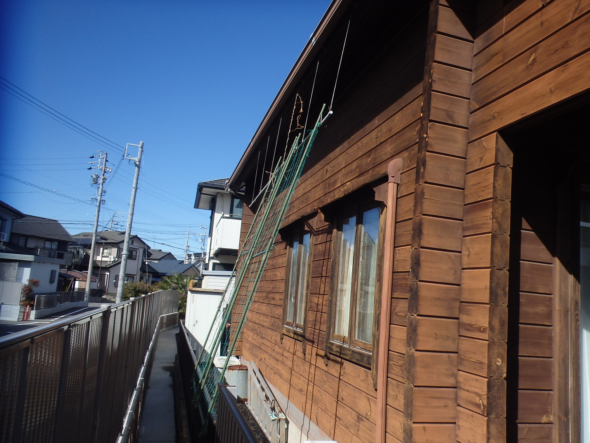 大矢知町ログハウス、日当たりの良い面は木造外壁の劣化が早いです２