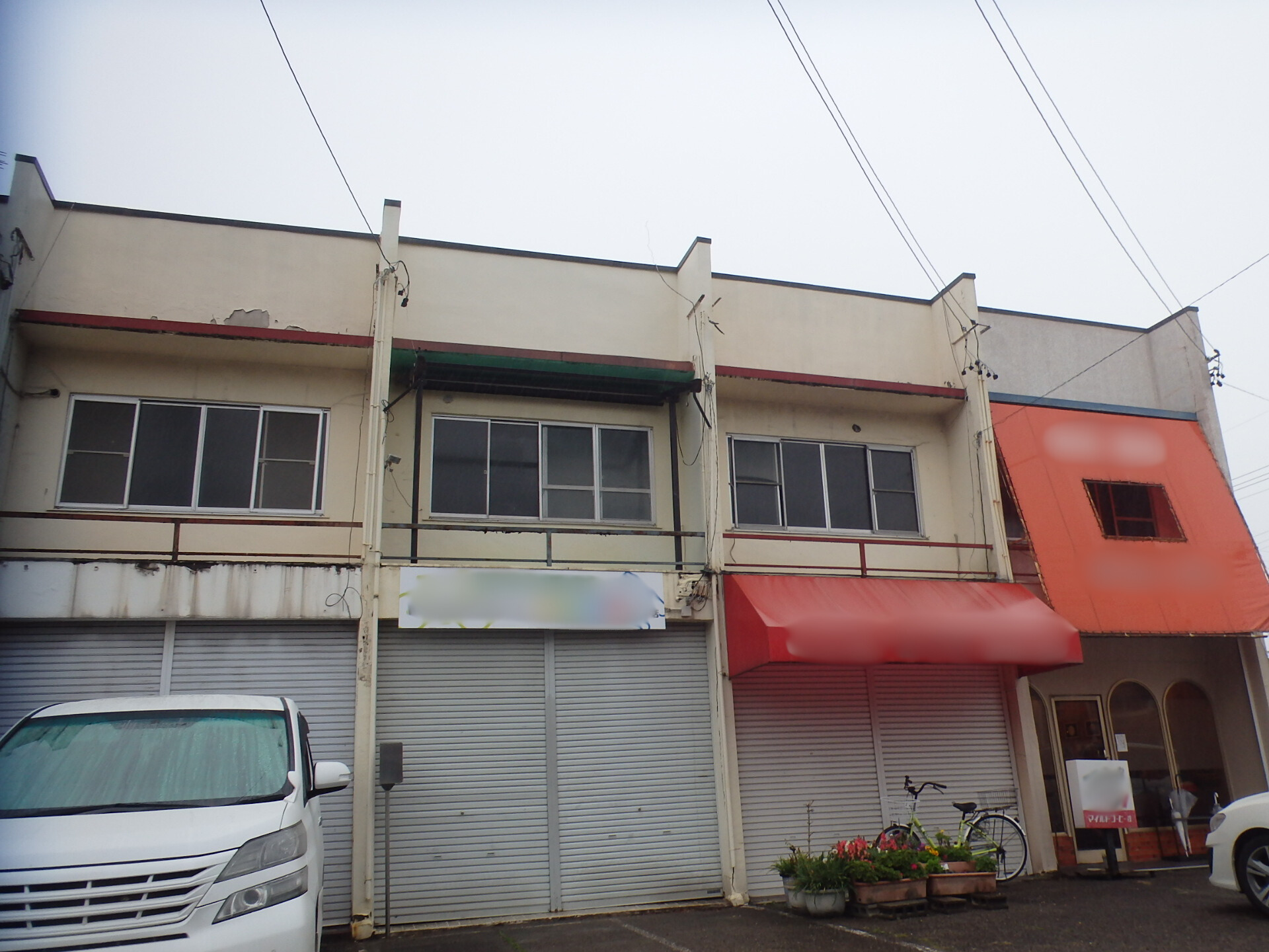 桑名市にて築48年になる商店の外装リフォーム外壁塗り替えと階段補修