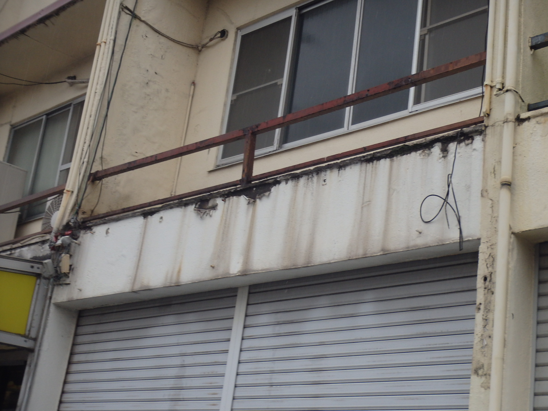 桑名市の商店、外壁の経年劣化