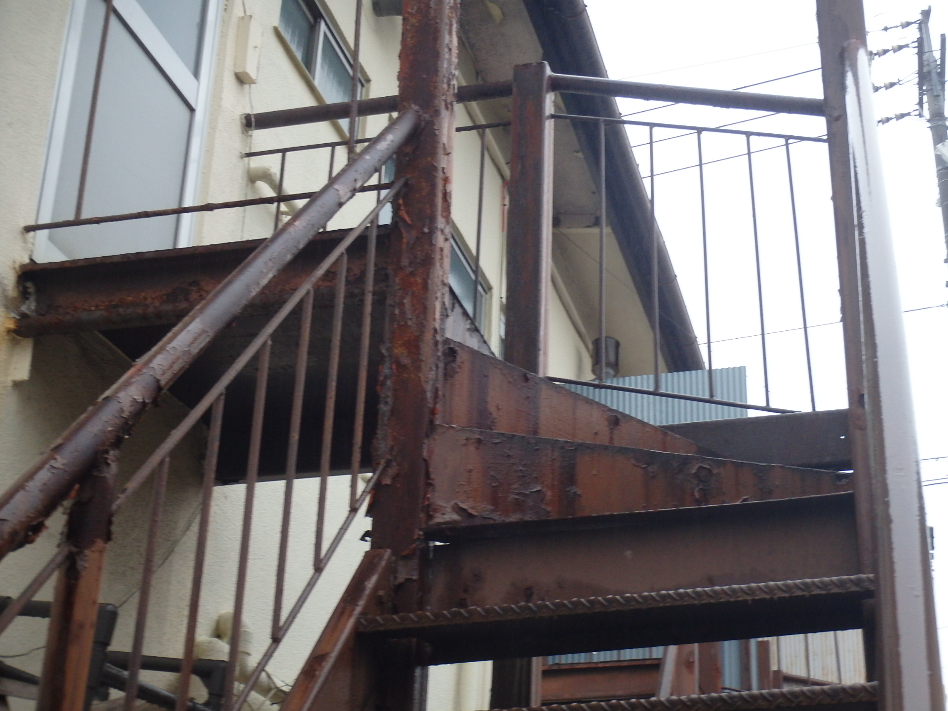桑名市の長屋店舗の鉄骨階段の外装リフォーム、錆が酷い鉄骨階段の状態