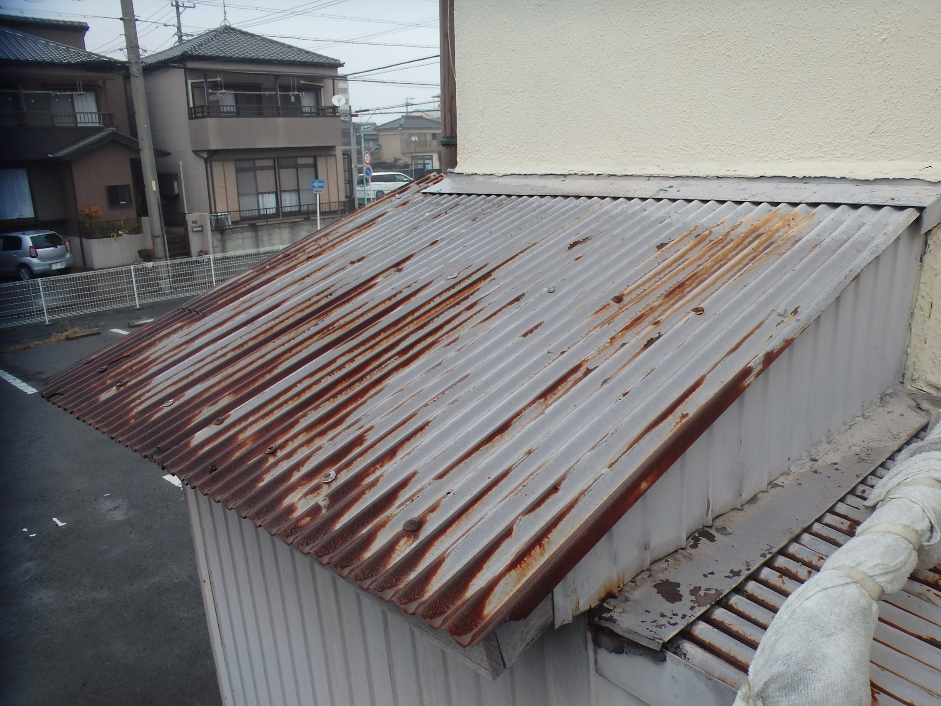 桑名市の商店、側面のトタン屋根の経年劣化で錆