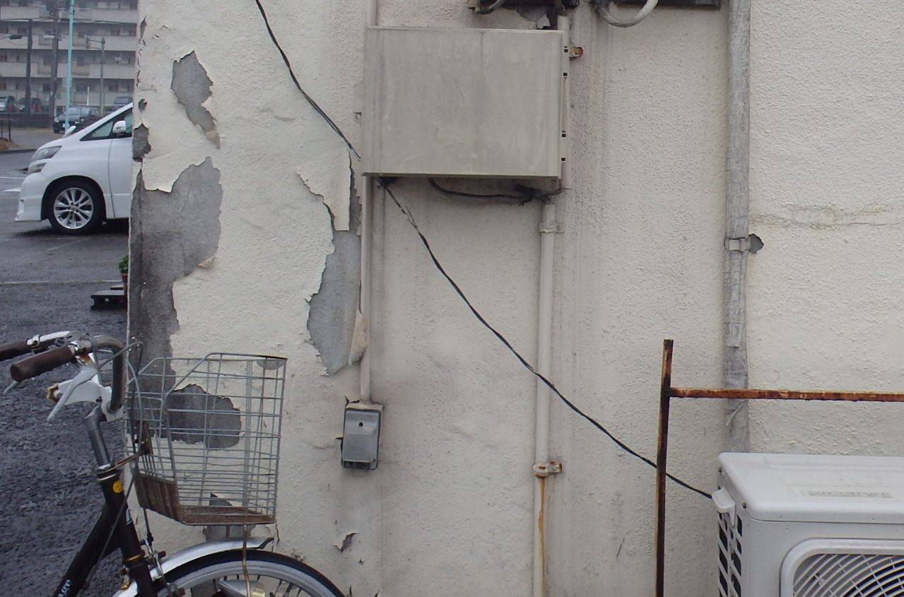 桑名市の商店、側面の外壁経年劣化で剥がれ拡大