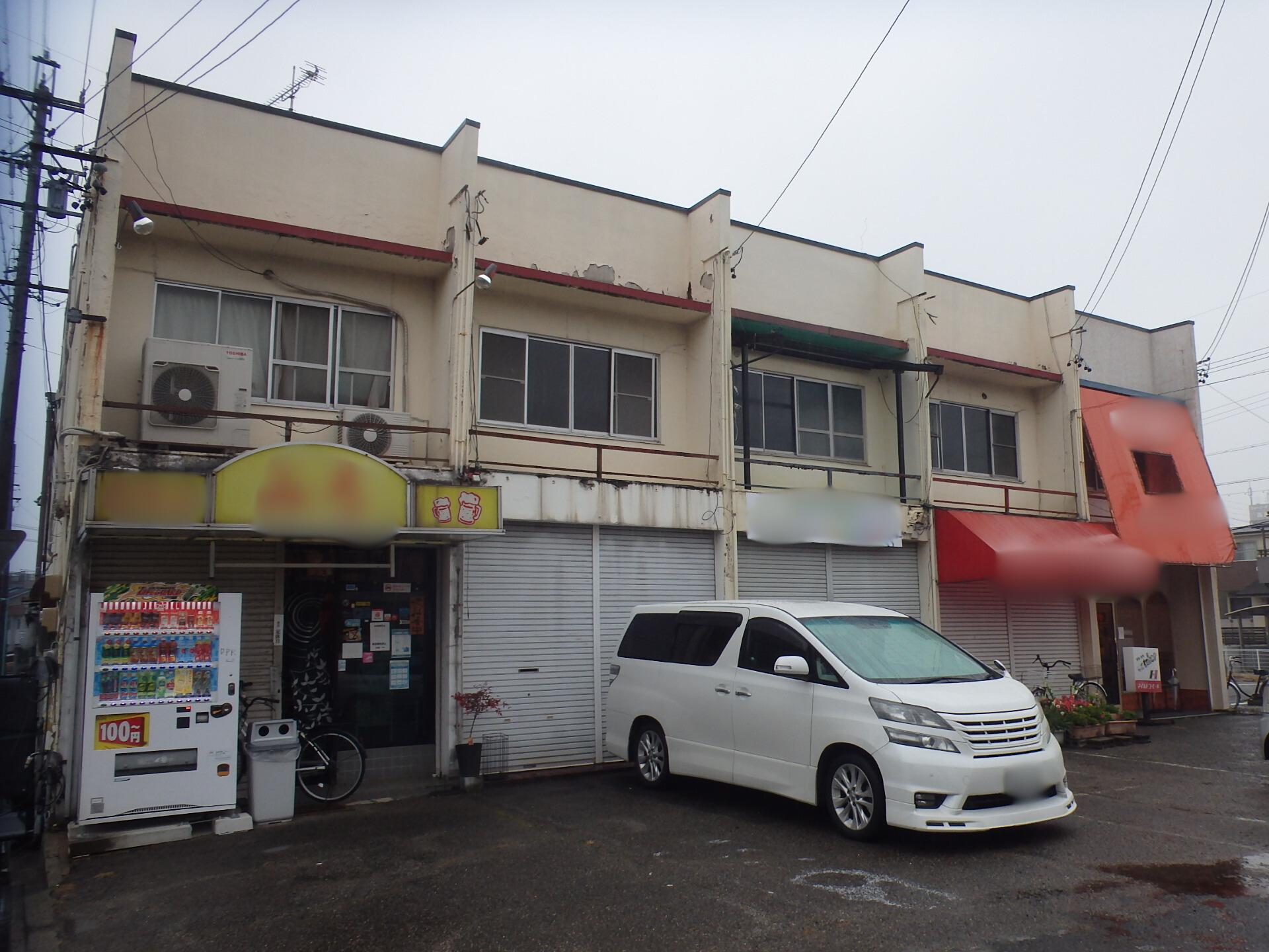 桑名市の集合店舗の外装リフォーム施工前のボロボロ状態