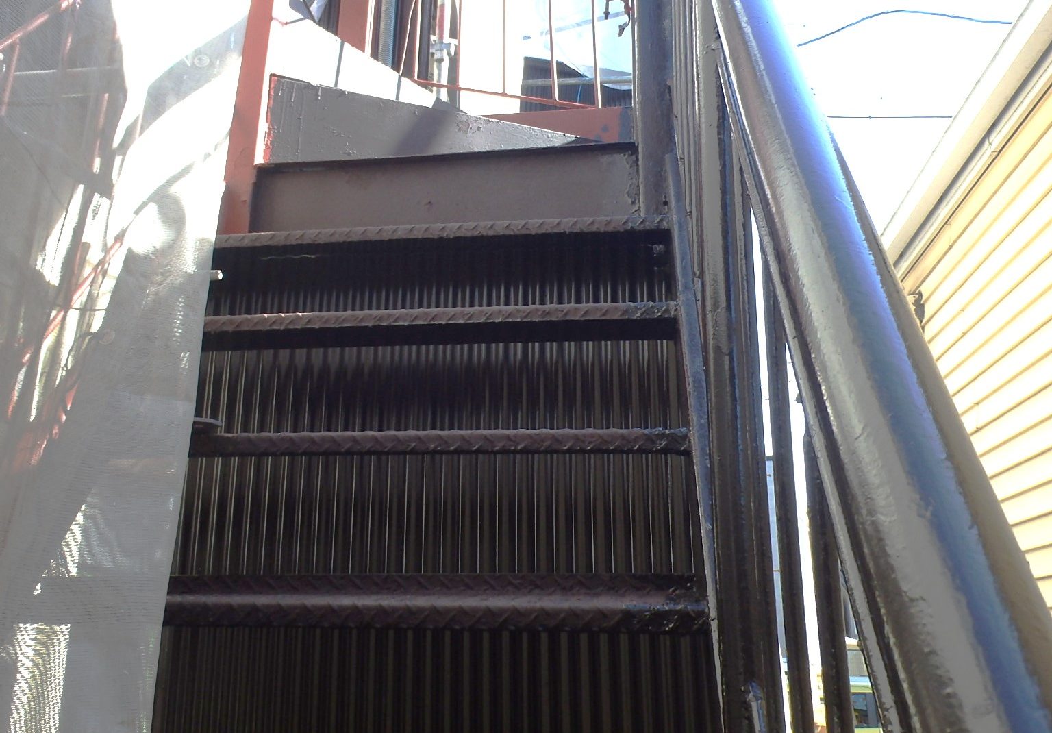 桑名市の長屋店舗の鉄骨階段の外装リフォーム、錆が酷い鉄骨階段の塗装完成状態