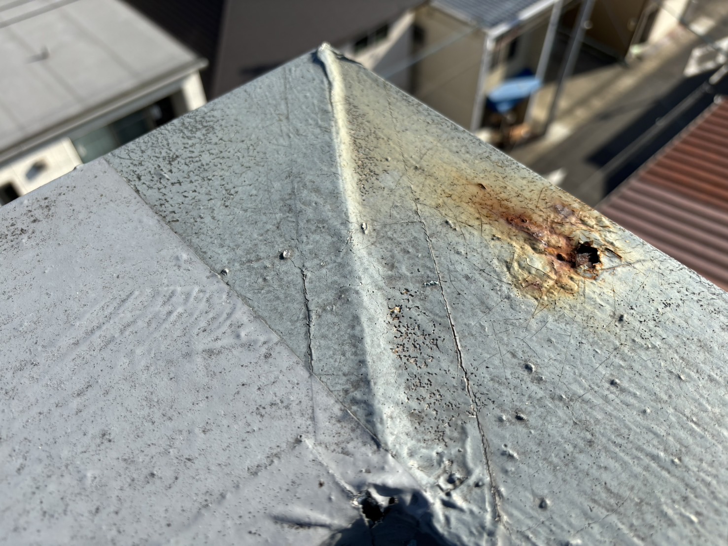 桑名市のマンション屋上、陸屋根の笠木部分の錆び発生劣化