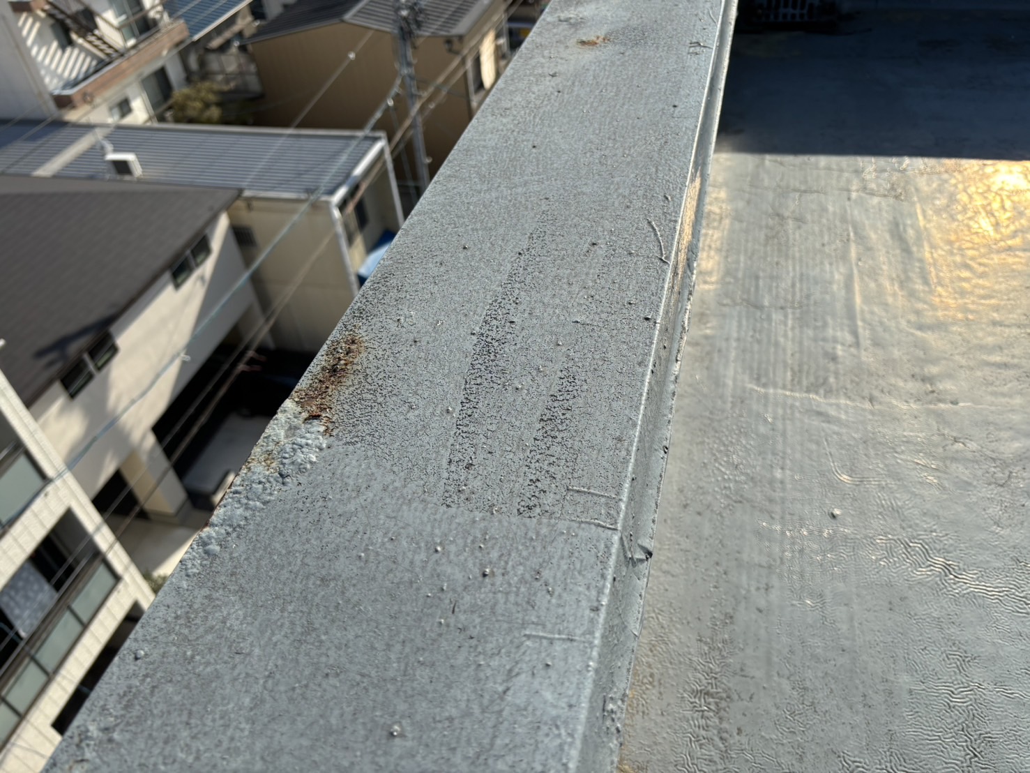 桑名市のマンション屋上、陸屋根の笠木部分の錆び発生劣化２