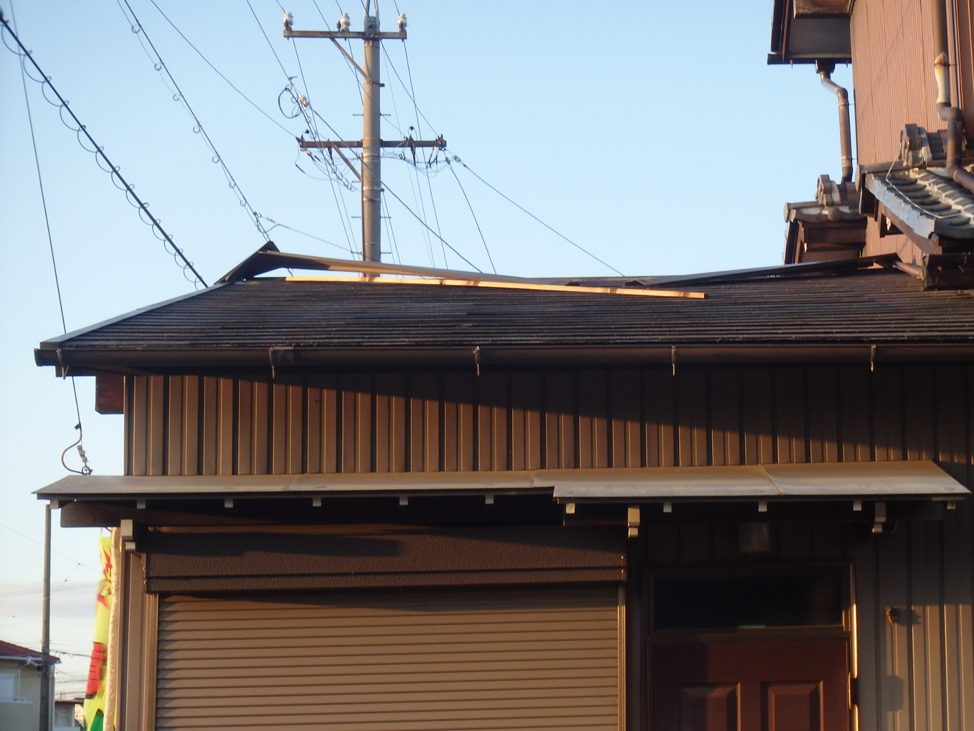 伊勢市にて屋根のてっぺん(棟板金)が強風により飛ばされそうになった状況