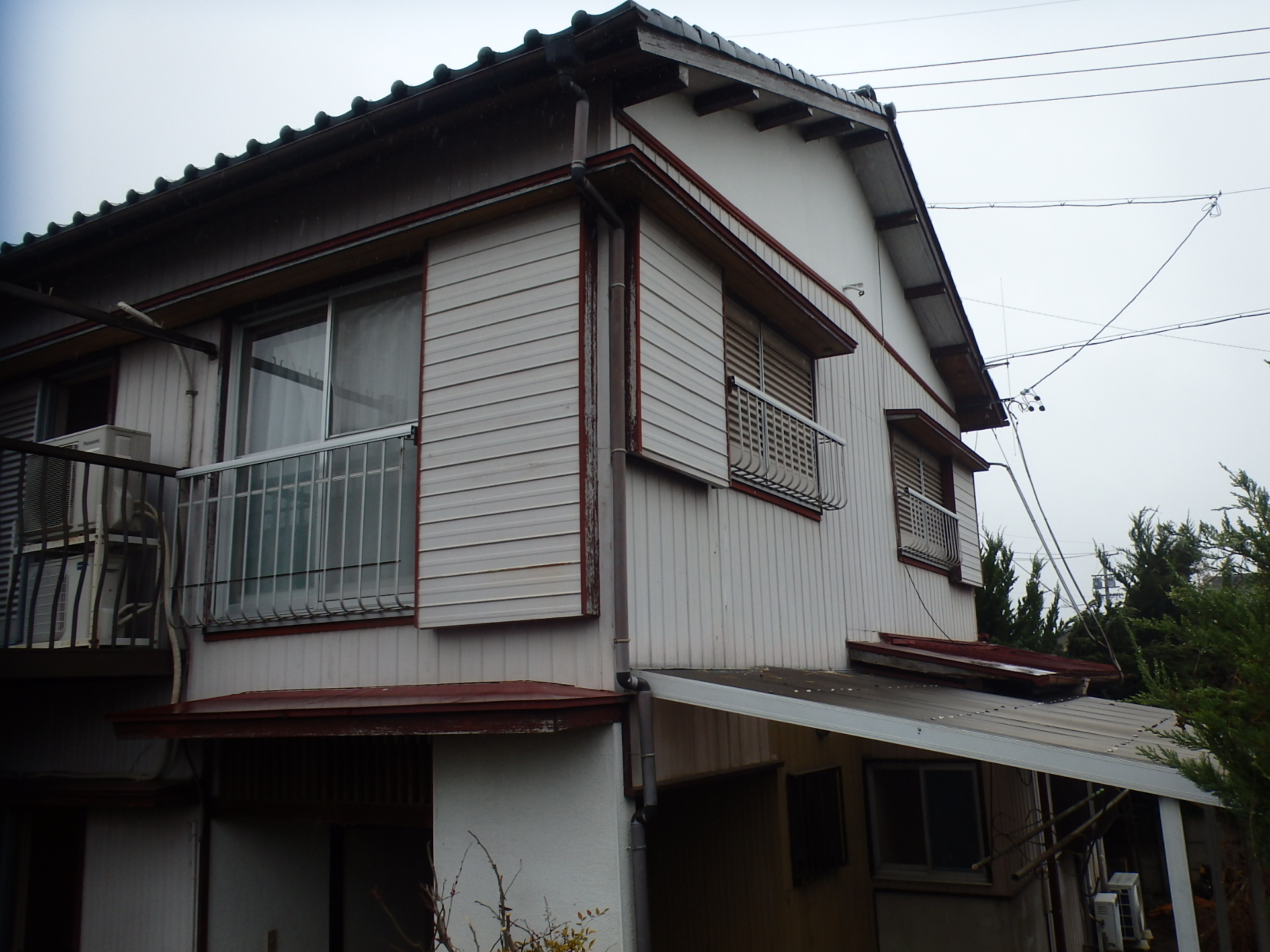 桑名市にて中古住宅を購入雨漏りが酷くてご相談築48年の屋根瓦を屋根診断