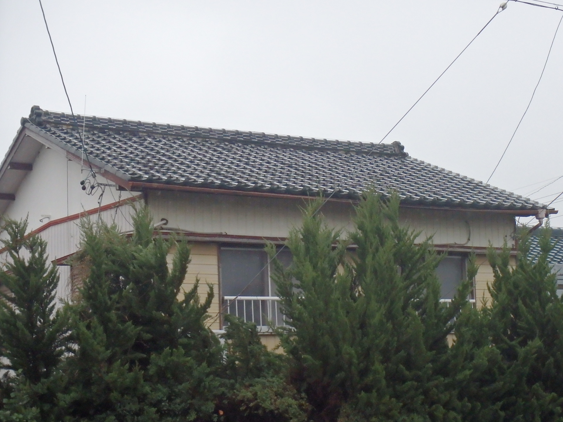 桑名市の築48年中古住宅、2階屋根瓦の状況