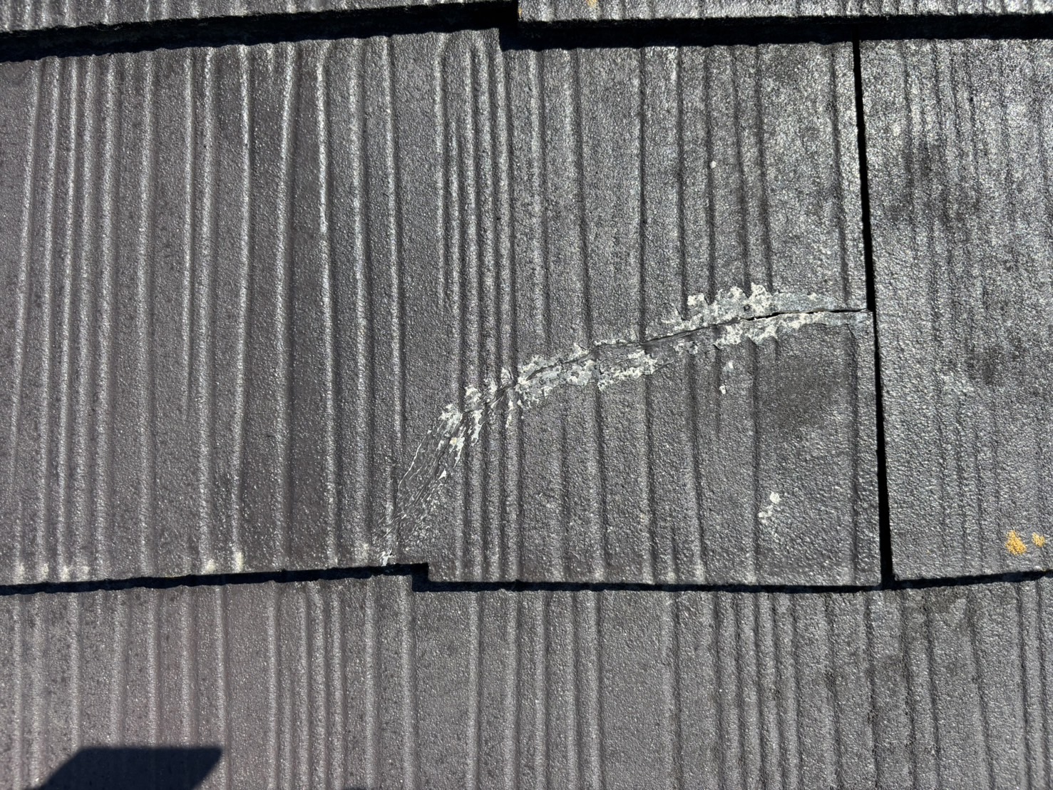 東員町のスレート素材のコロニアル屋根無料屋根診断、屋根材がヒビ割れた状況