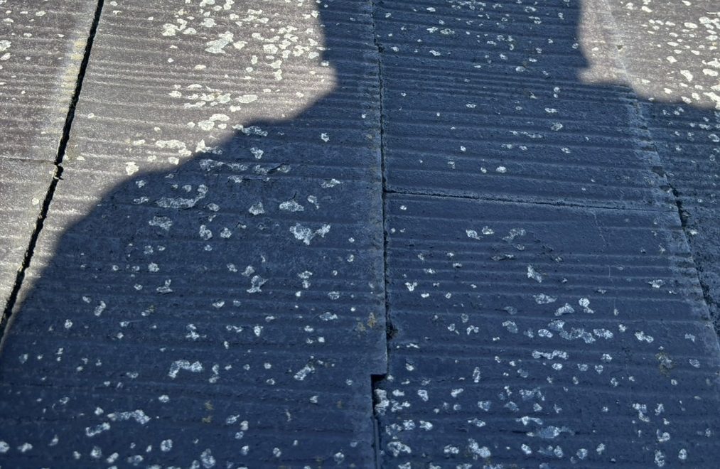 東員町のスレート素材のコロニアル屋根無料屋根診断、塗膜の剥がれ状況