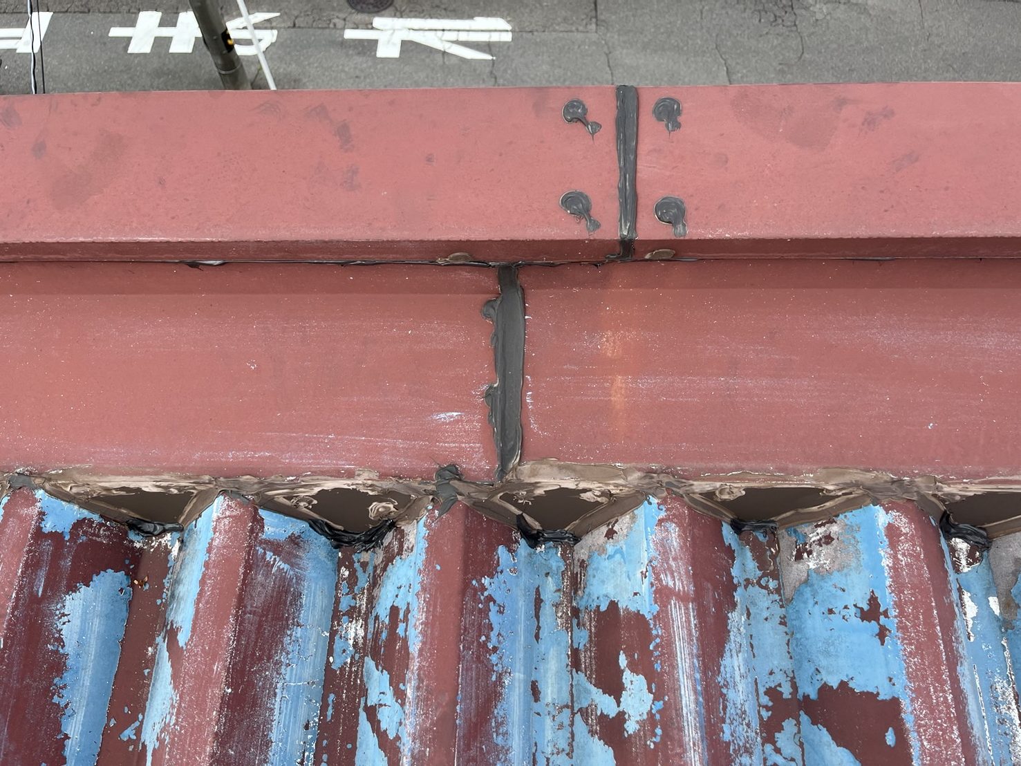 木曽岬町にて折板屋根のギザギザ屋根！面戸と笠木のシール劣化状況