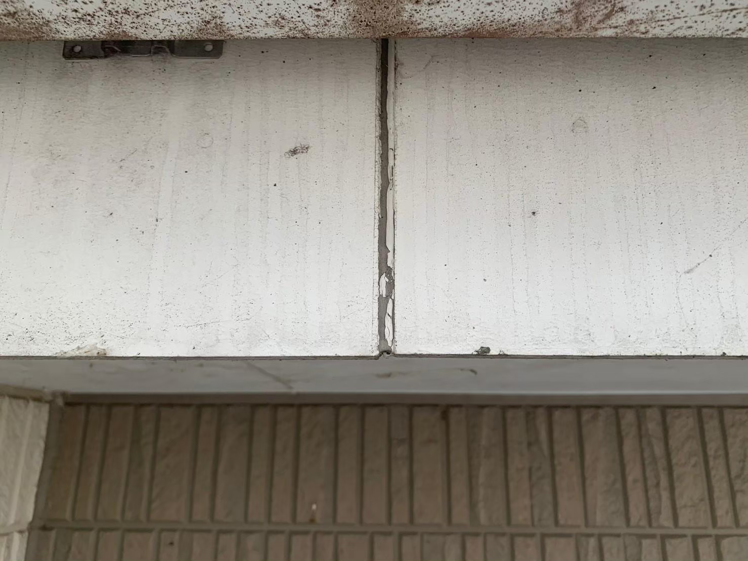 菰野町にて外壁目地「繋ぎ目」のシール材劣化状況