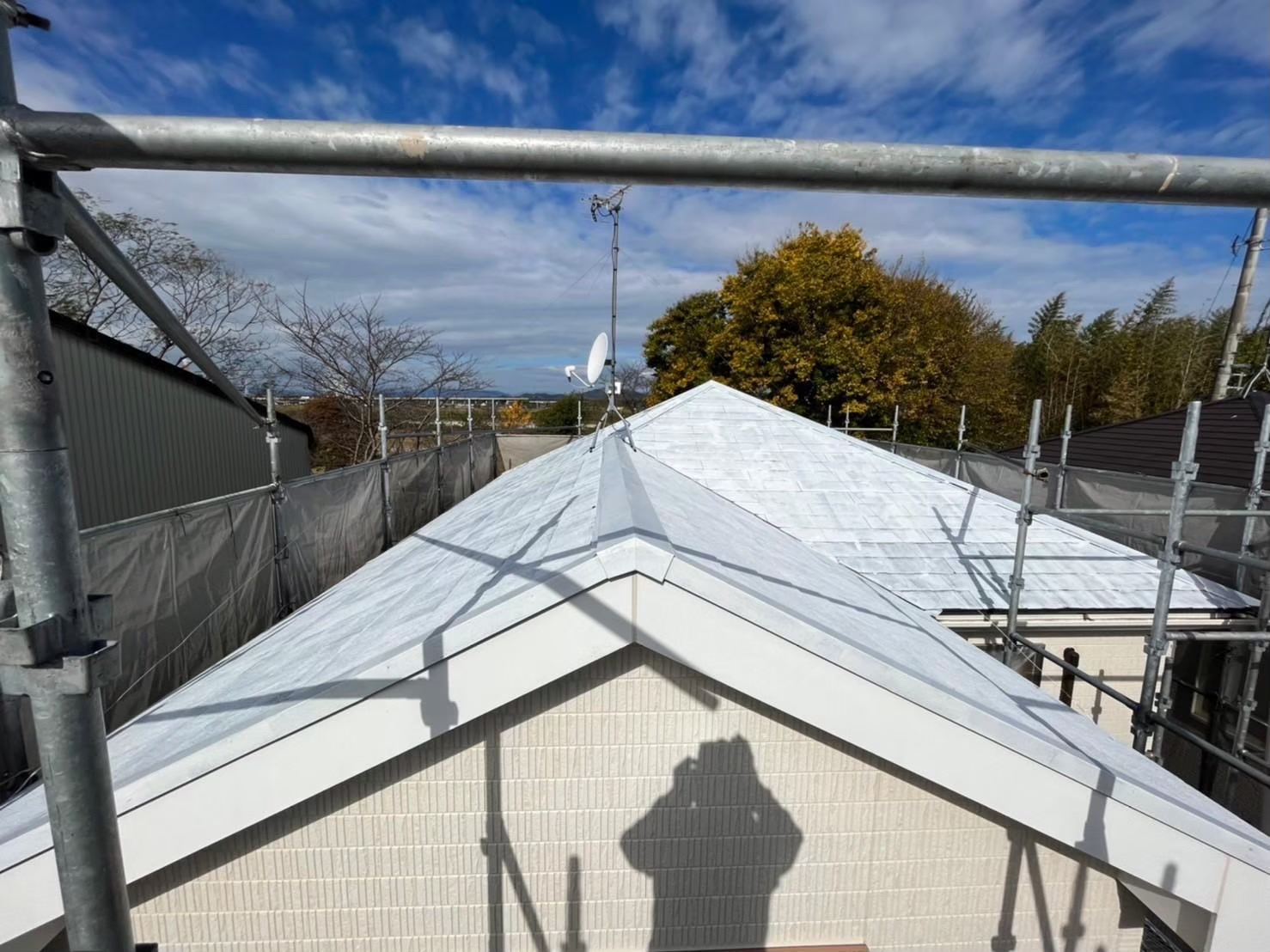 木曽岬町のスレート素材のカラーベスト屋根の屋根塗り替え工事、棟板金の１回目の塗装「下塗り塗装作業」完成