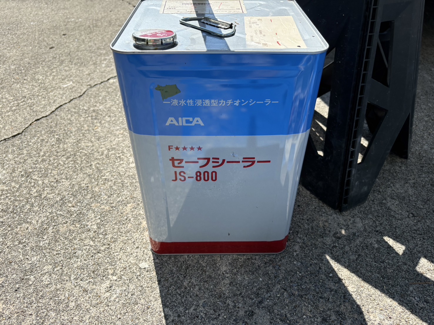 四日市市にて大型倉庫のALC外壁塗装工事、一回目の塗装「下塗り塗装作業」に使用したカチオンシーラーの商品