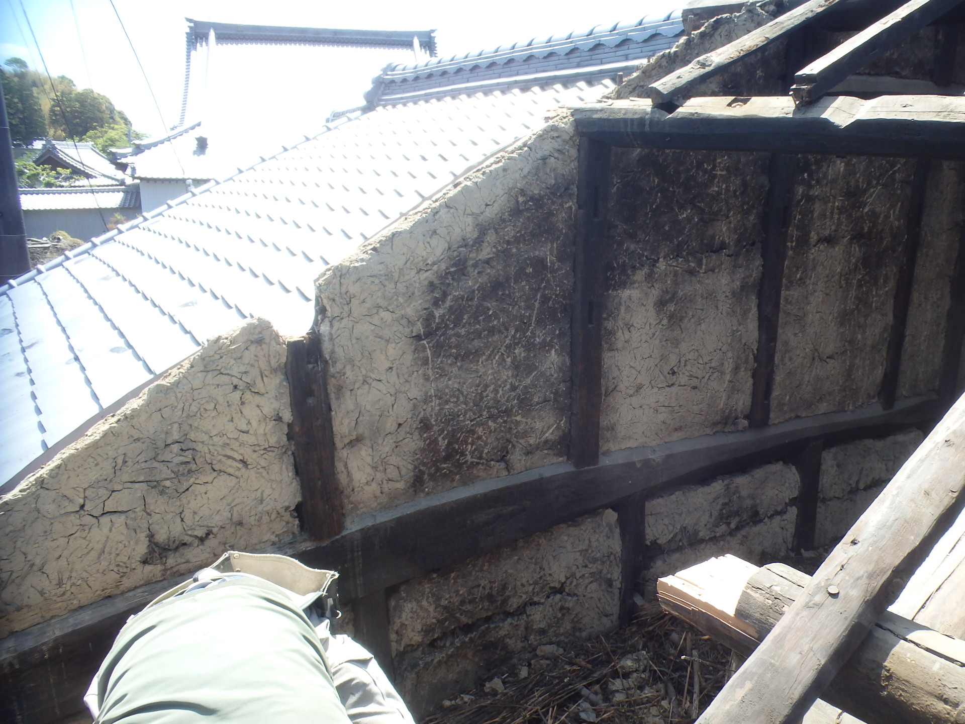 瓦屋根の柱腐食